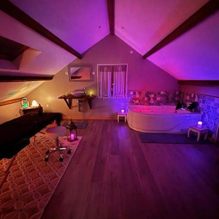 Ecrin D' Amour Suite Romantique Avec Jacuzzi Castels Bagian luar foto